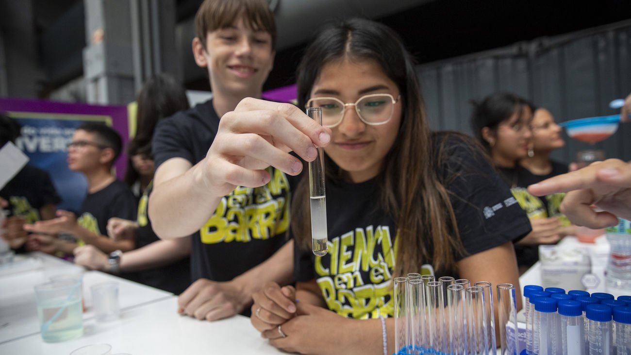 Escolares madrileños participan en la Feria Ciencia en el Barrio organizada por el CSIC