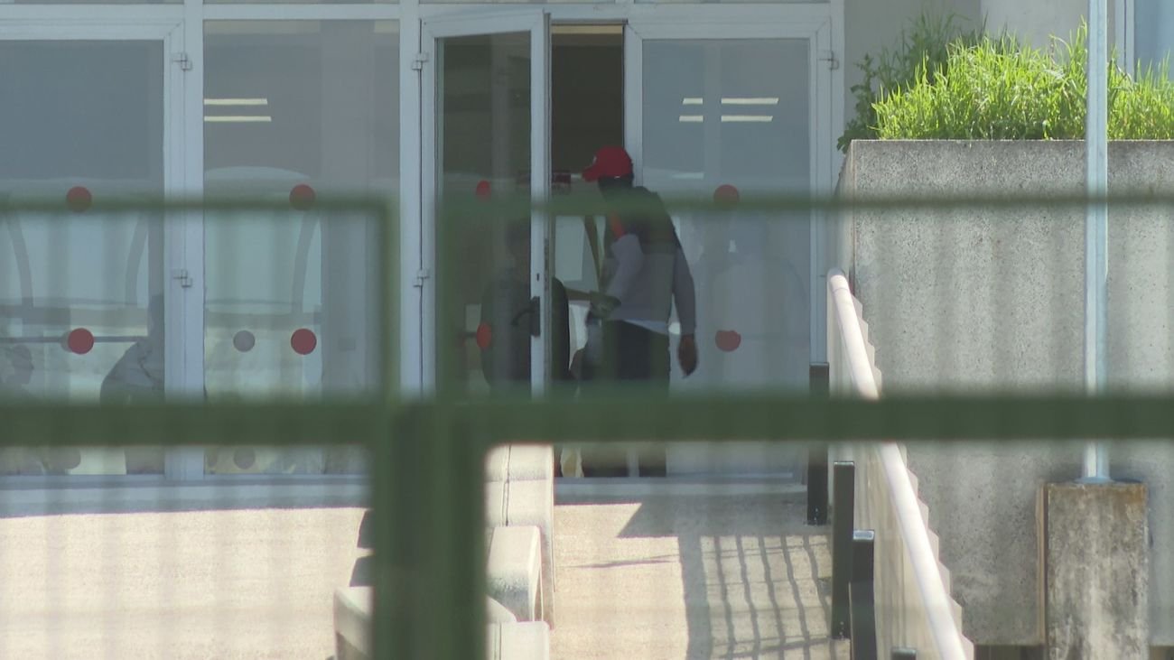 Un joven accede al centro de menores de La Cantueña