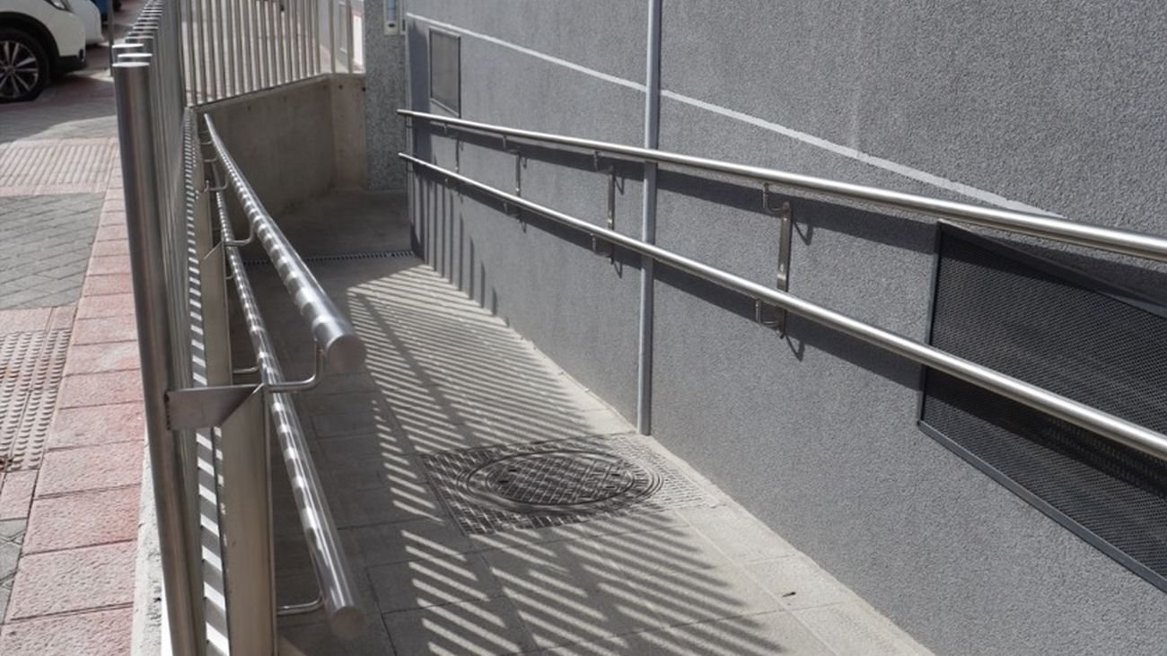 Rampa de acceso a un edificio de viviendas en Fuenlabrada