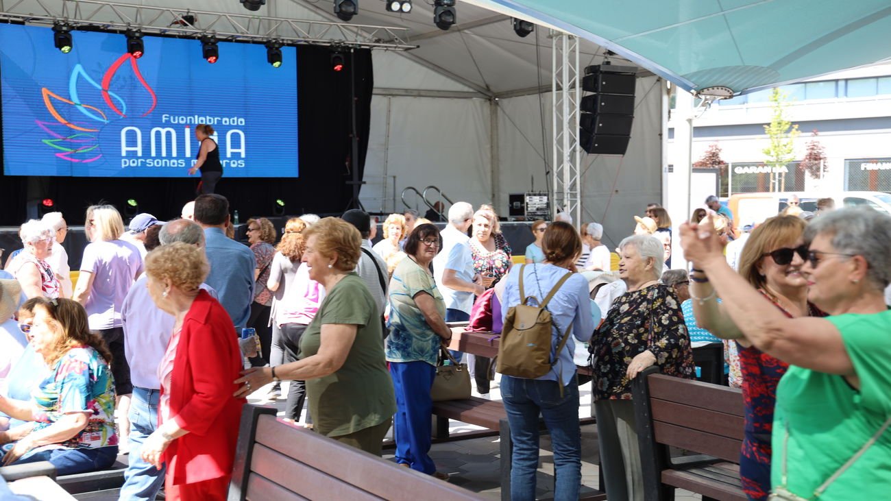 Asistentes a una edición anterior de la fiesta de mayores de Fuenlabrada