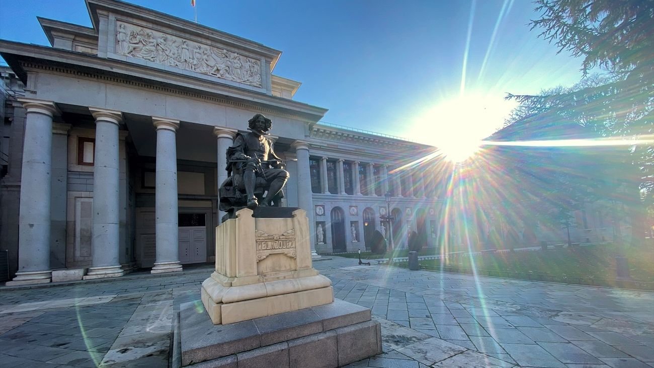La estatua de Velázquez frente al Museo del Prado, en el Paseo del Prado