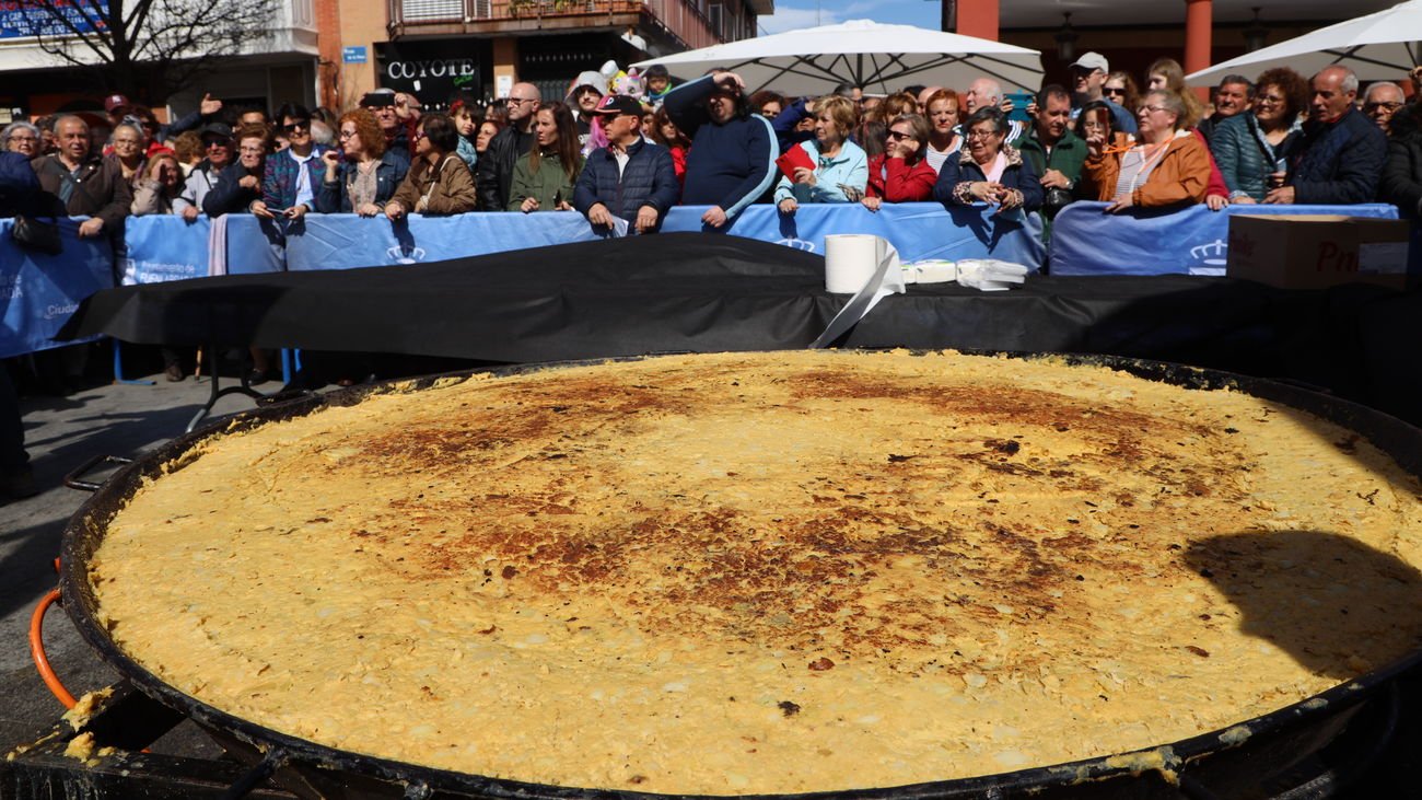 Tortilla de patata gigante elaborada en Fuenlabrada