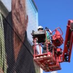 El artista Christian Sasa, durante la elaboración del mural