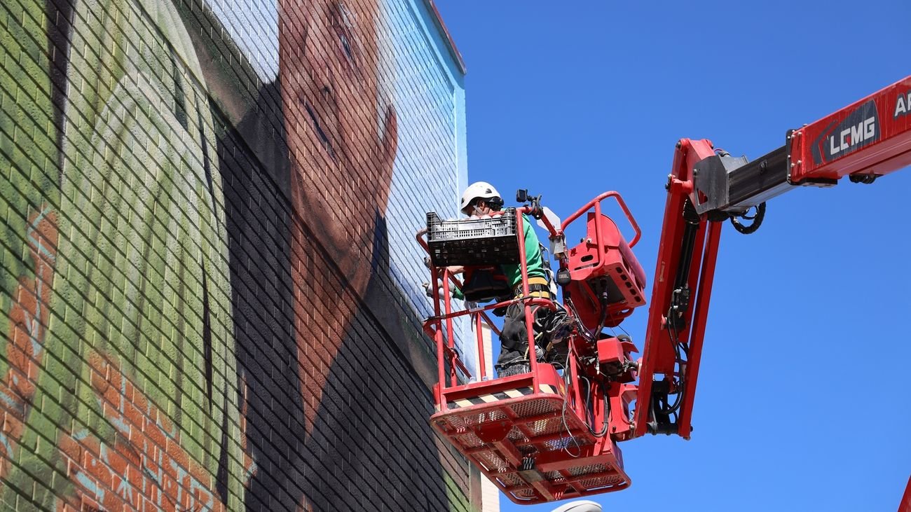 El artista Christian Sasa, durante la elaboración del mural