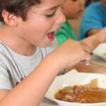 Un menor en un comedor escolar