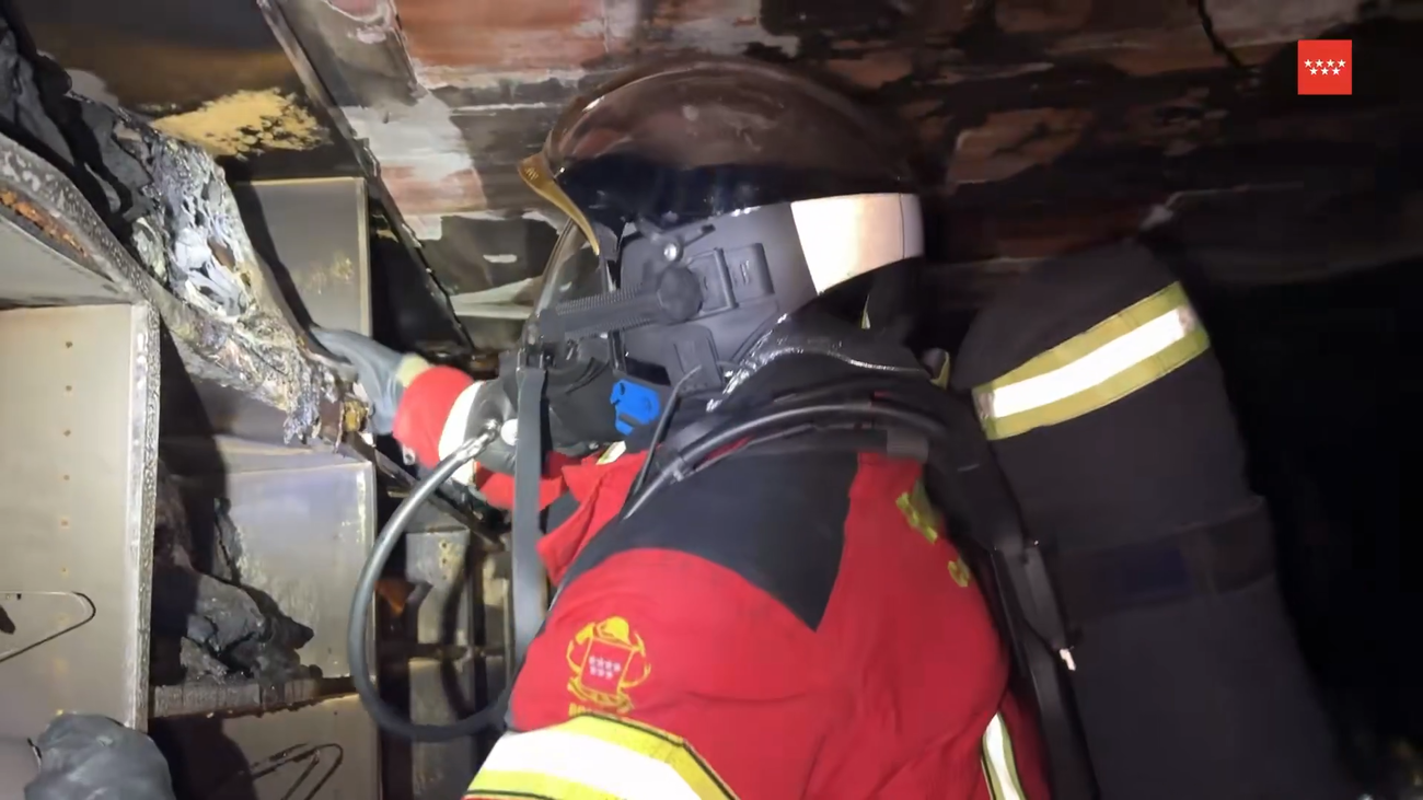 Incendio en vivienda de Fuenlabrada deja una mujer herida y obliga a evacuar a 25 vecinos