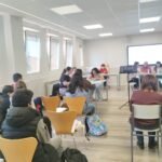 Cerca de 10.000 escolares de Fuenlabrada reciben anticipadamente sus Fuenbecas para material escolar