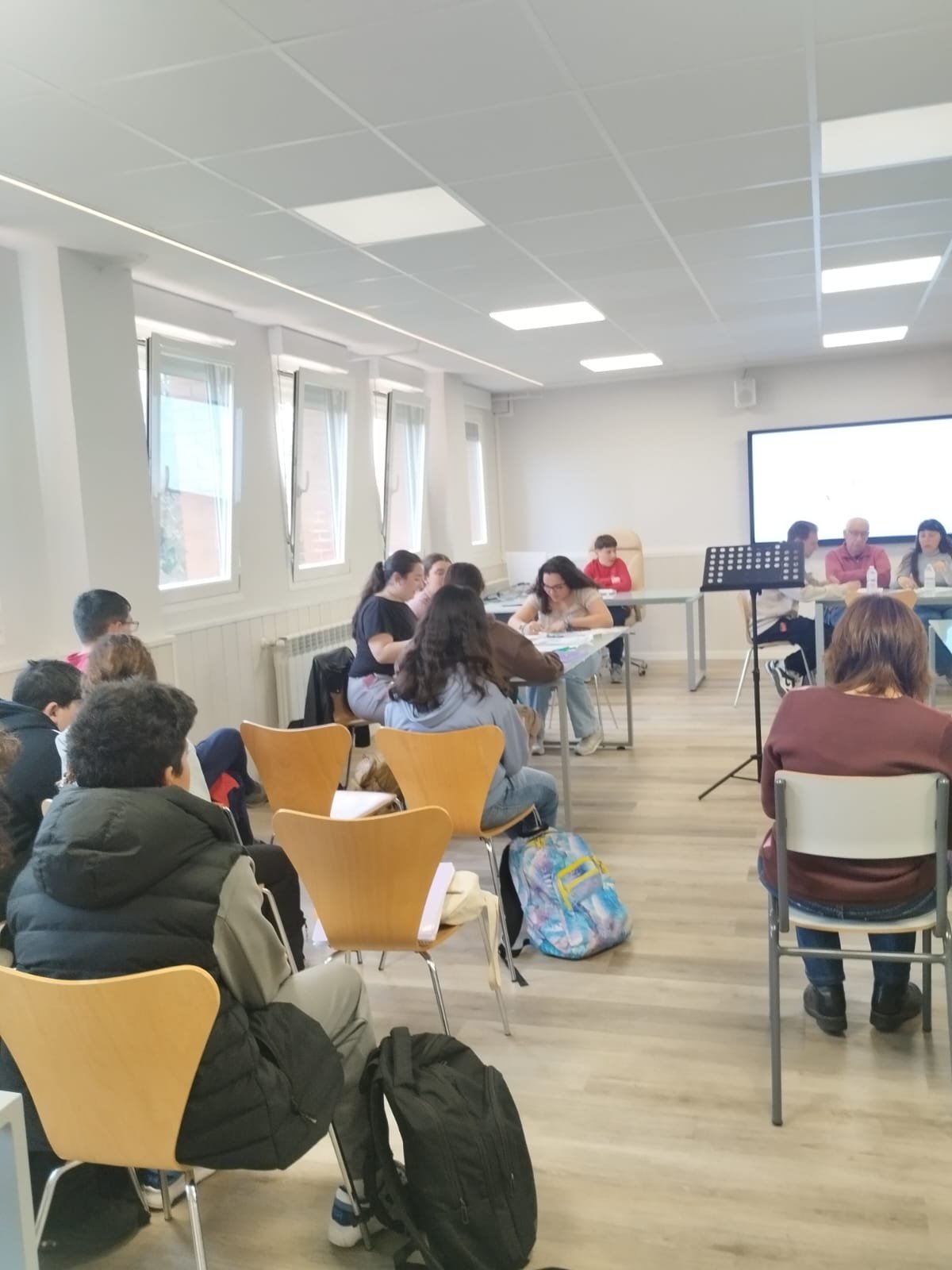 Cerca de 10.000 escolares de Fuenlabrada reciben anticipadamente sus Fuenbecas para material escolar