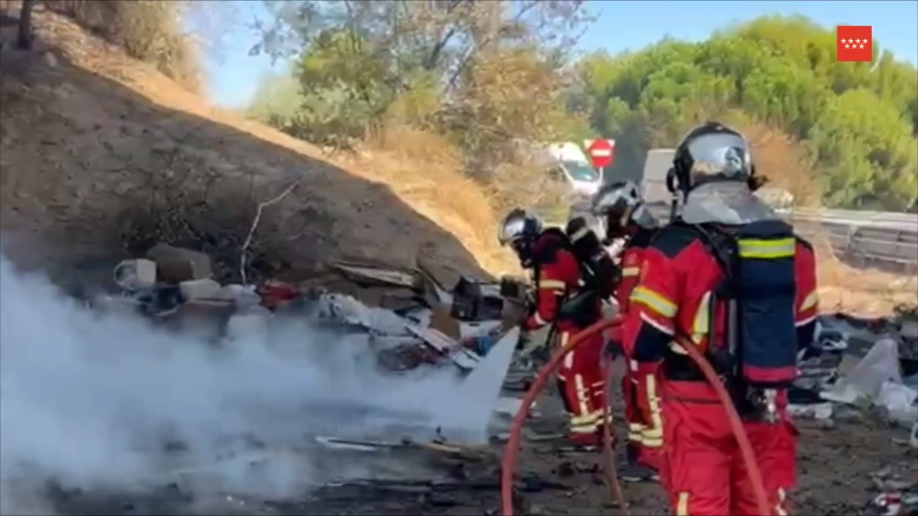 Fuenlabrada controla un incendio de basura bajo un puente junto a la M-506
