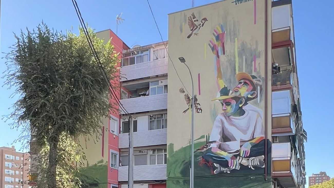 Fuenlabrada embellece sus calles con el mural 'Pájaros' del artista Dani Hache
