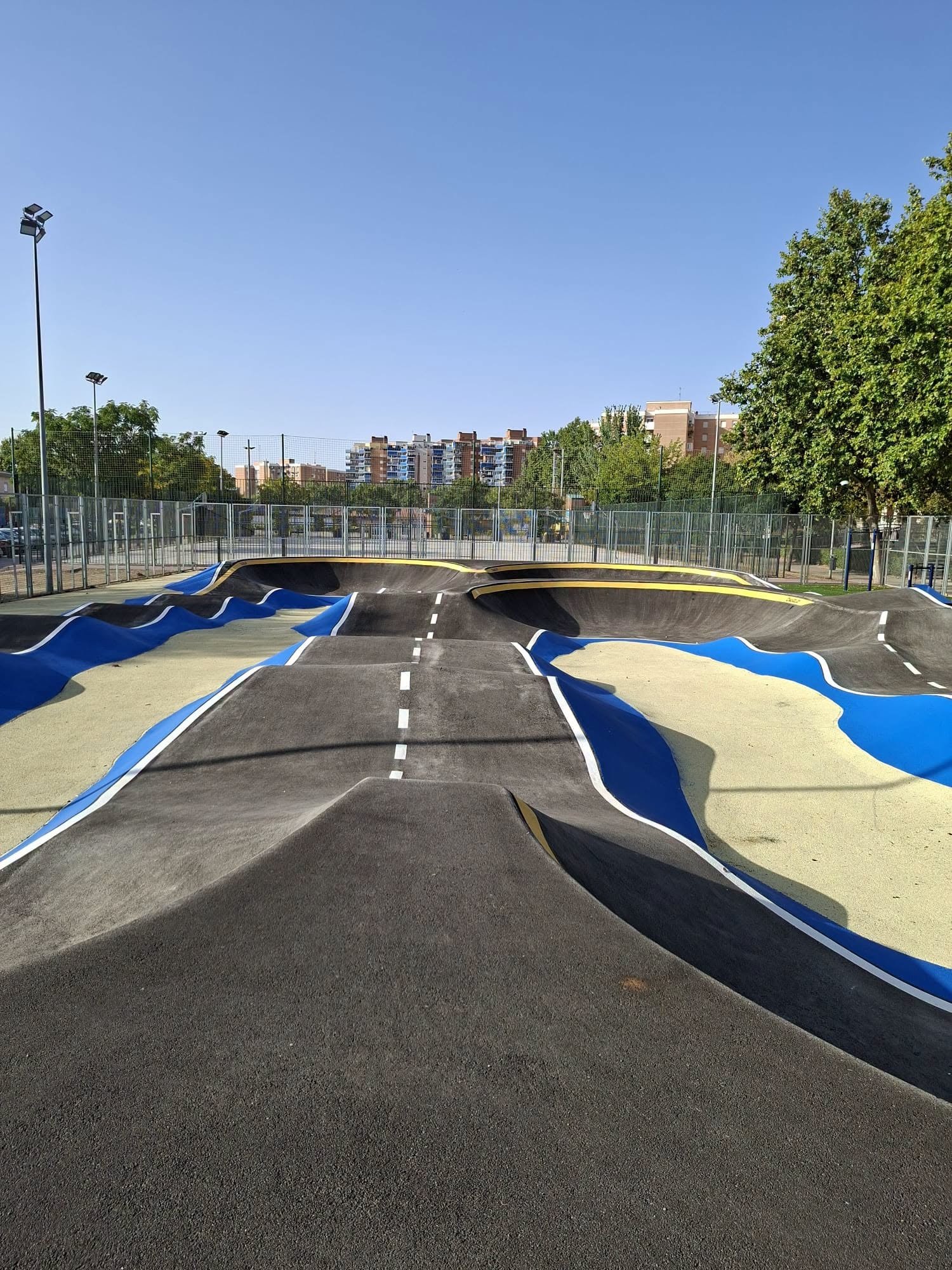 Fuenlabrada inaugura su primer circuito de pumptrack para el disfrute de jóvenes y deportistas