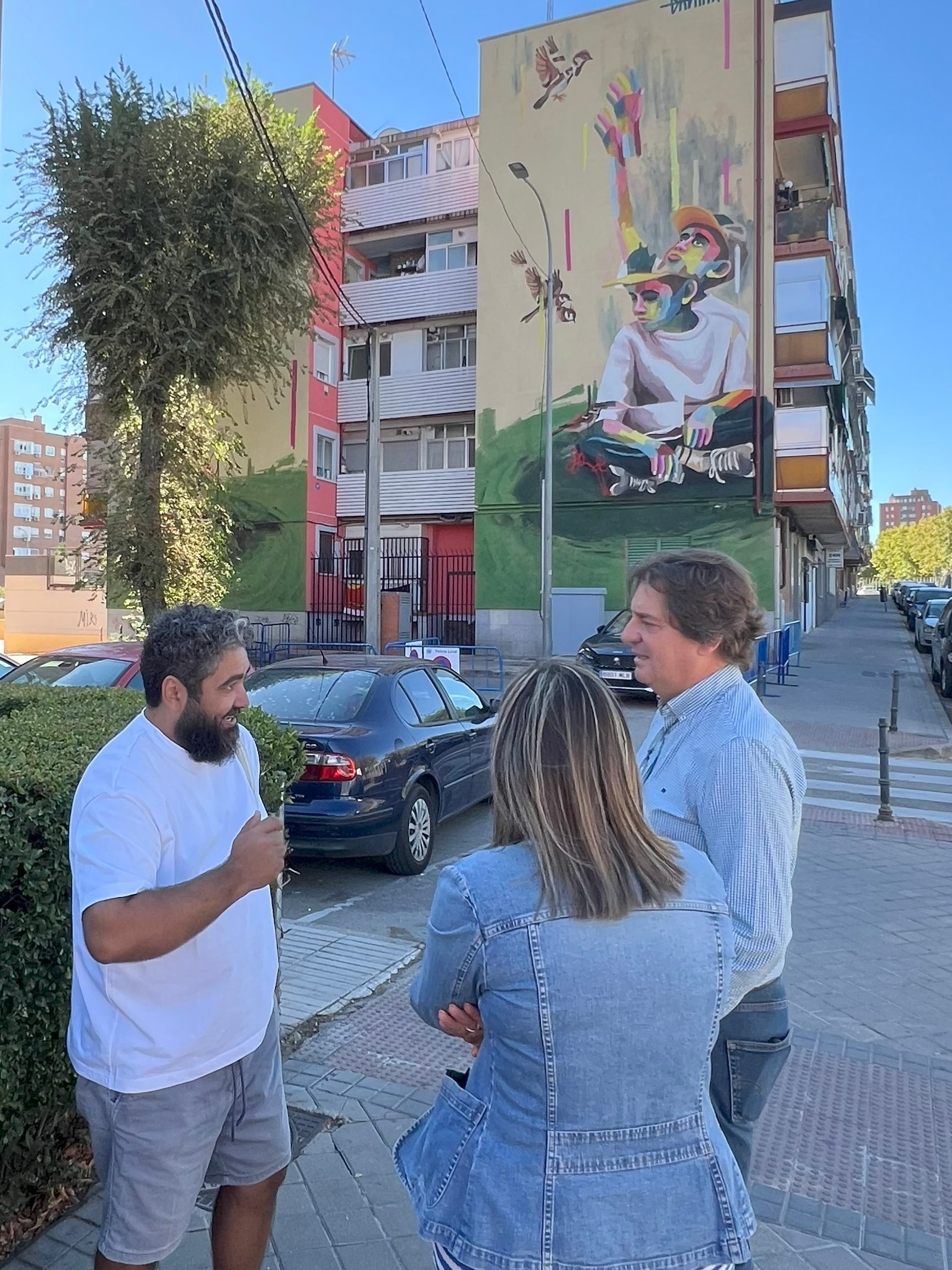 Fuenlabrada presenta 'Pájaros', un nuevo mural que celebra la libertad en la calle de Las Eras