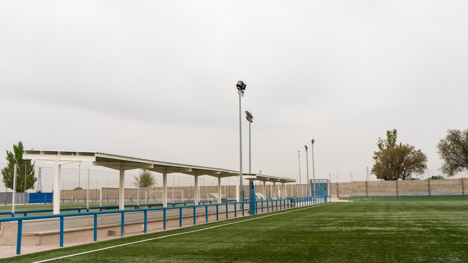 Fuenlabrada mejora el campo de fútbol La Aldehuela con nueva cubierta en las gradas